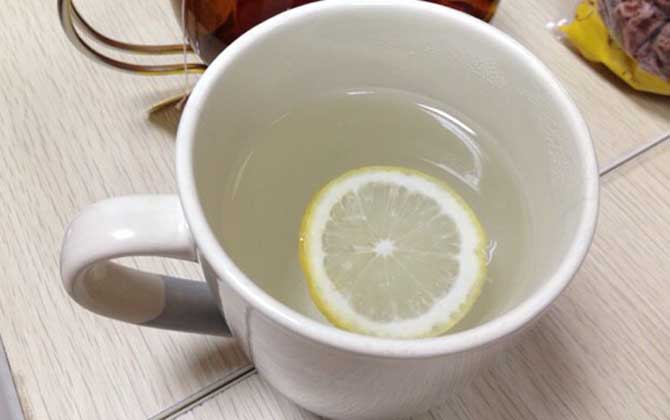 蜂蜜柠檬水的功效与禁忌及做法
